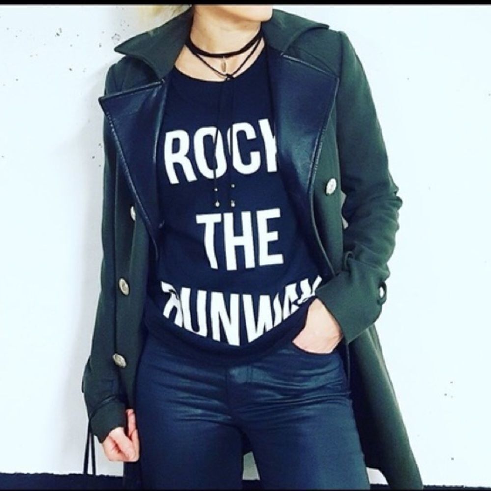 Victoria’s Secret Rock the runway Paris Short Sleeve t-shirt black Large